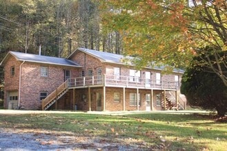 1910 Howard's Creek Rd in Boone, NC - Foto de edificio - Building Photo