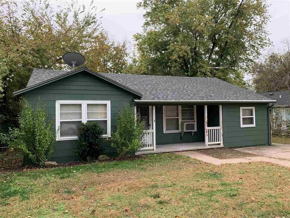 1119 W Clark Ave. in El Dorado, KS - Foto de edificio