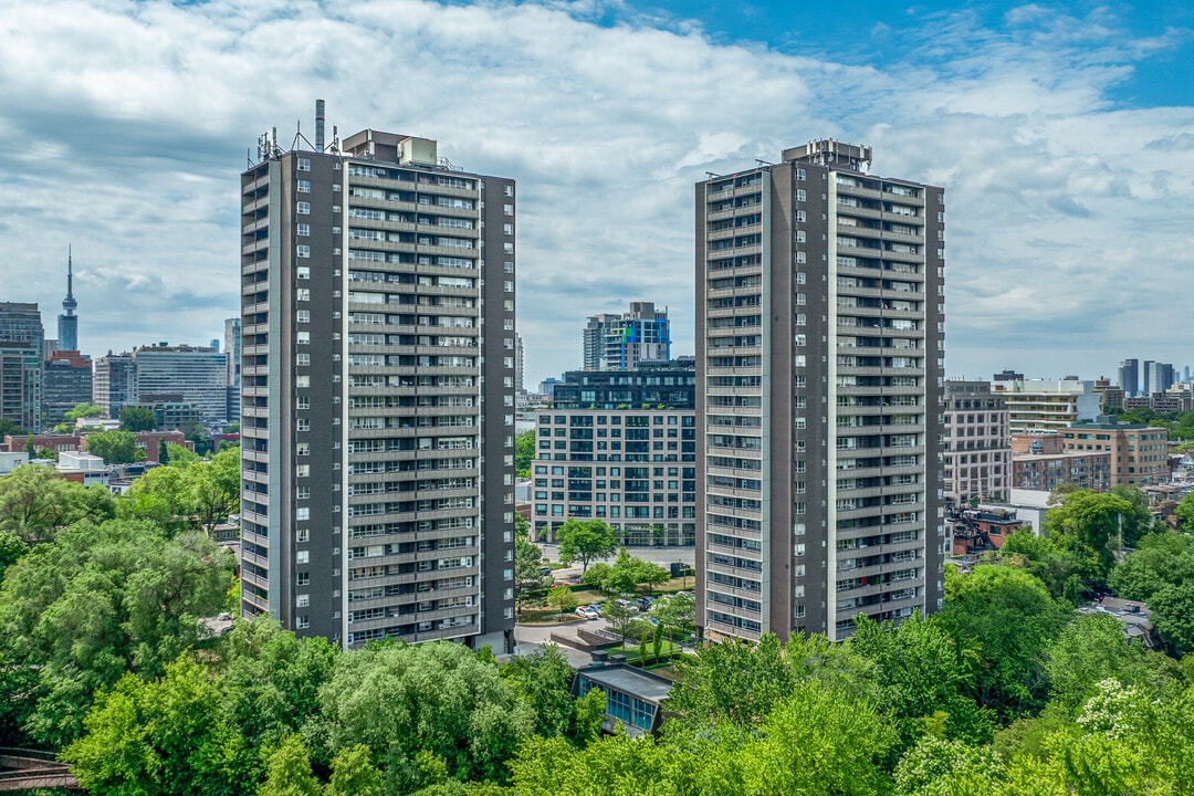 Ramsden Place in Toronto, ON - Building Photo