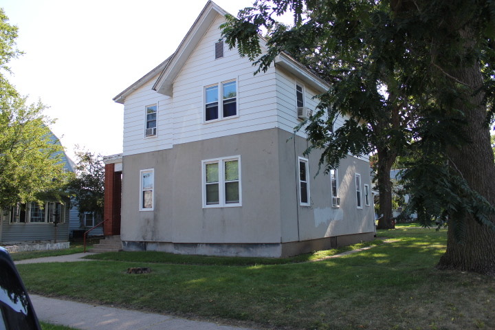 2221 N 2nd St in Clinton, IA - Building Photo