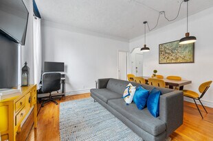 400 W 47th St in New York, NY - Building Photo