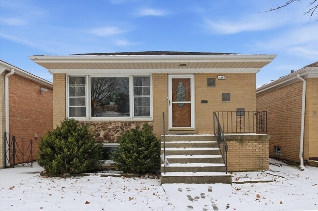 property at 5363 N Mont Clare Ave