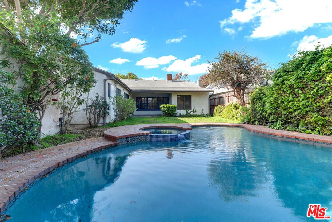 152 S Kilkea Dr in Los Angeles, CA - Building Photo