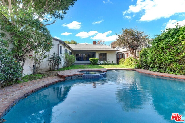 property at 152 S Kilkea Dr