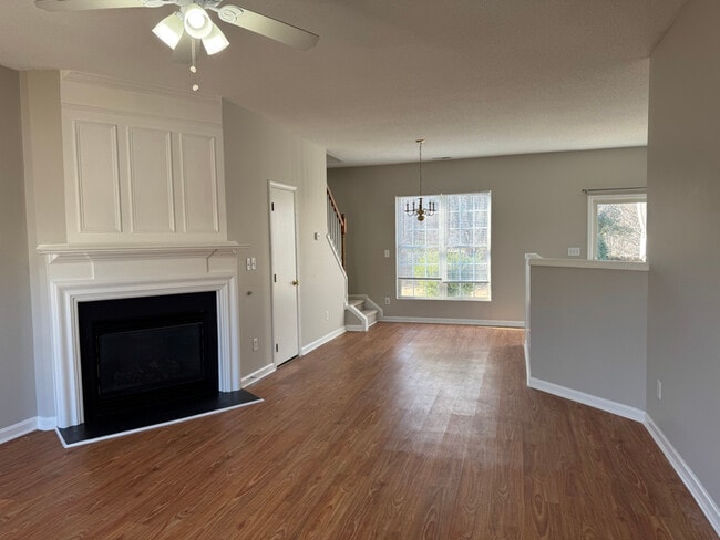 109 Weststone Blvd in Fuquay Varina, NC - Foto de edificio - Building Photo