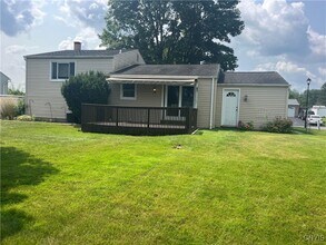 8180 Mantova Dr in Clay, NY - Building Photo - Building Photo