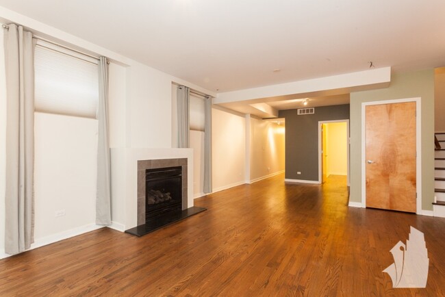 2035 W Crystal St, Unit 1 in Chicago, IL - Building Photo - Building Photo