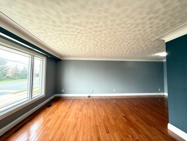 585 Mohawk Rd E in Hamilton, ON - Building Photo - Building Photo