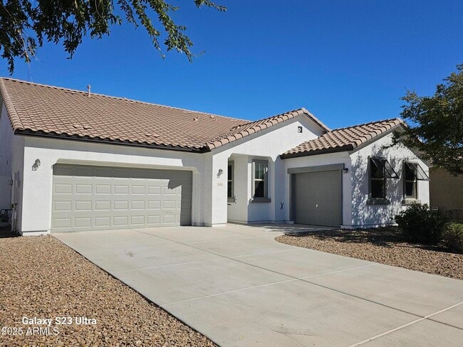 property at 1932 E Ravenswood Dr