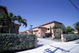 8175 NW 8th St-Unit -A7 in Miami, FL - Foto de edificio - Building Photo