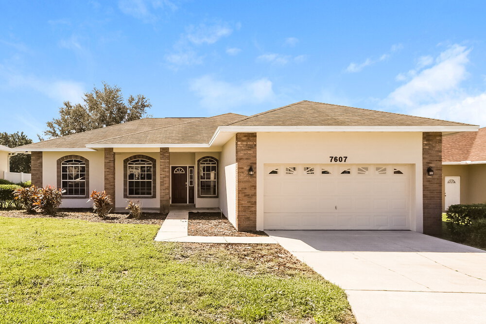 7607 Canterbury Cir in Lakeland, FL - Foto de edificio