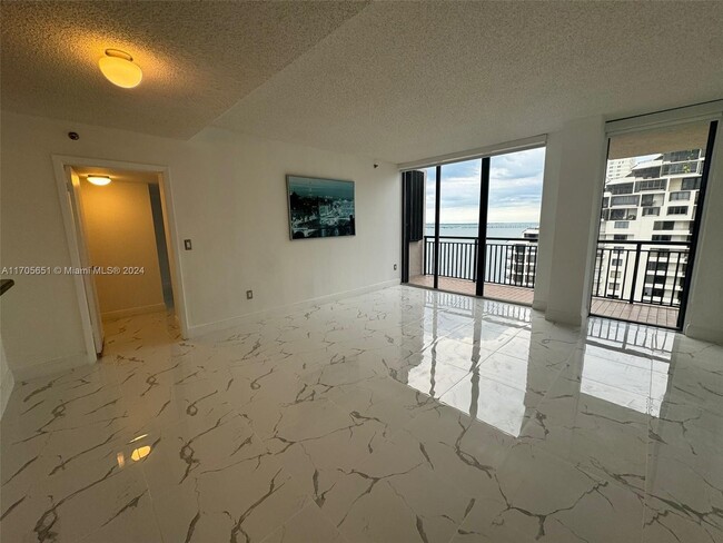 540 Brickell Key Dr in Miami, FL - Building Photo - Building Photo