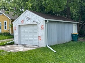 1003 Lincoln Ave in Albert Lea, MN - Foto de edificio - Building Photo