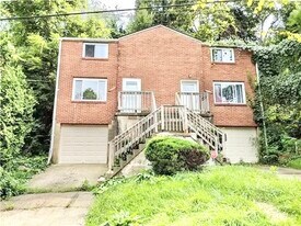 2020 Lindsay Rd in Pittsburgh, PA - Building Photo