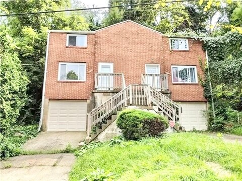 2020 Lindsay Rd in Pittsburgh, PA - Building Photo