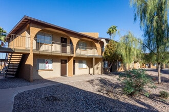 Courtyard at Encanto Apartments in Phoenix, AZ - Foto de edificio - Building Photo