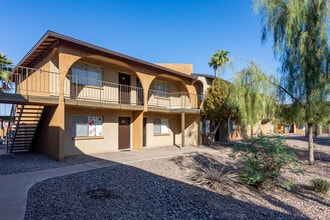 Courtyard at Encanto Apartments in Phoenix, AZ - Building Photo - Building Photo