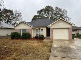 7096 Vinings Way in Columbus, GA - Building Photo