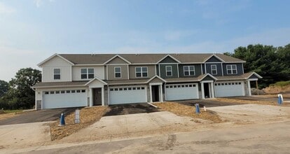 1608 Eastside Cir in Marshfield, WI - Building Photo - Building Photo