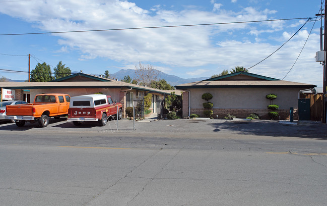 Pinetree in Hemet, CA - Foto de edificio - Building Photo