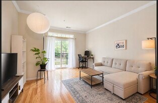 2465 Army Navy Dr, Unit 101 in Arlington, VA - Building Photo