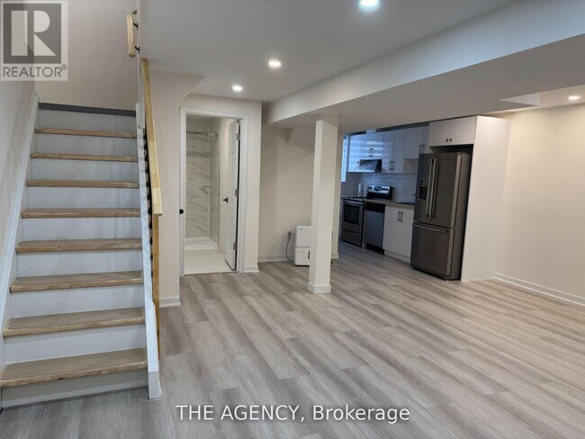 1054 Leslie Valley Dr in Newmarket, ON - Building Photo - Building Photo