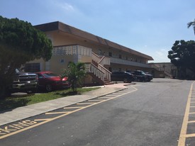 Palm Tree Apartments in Hollywood, FL - Building Photo