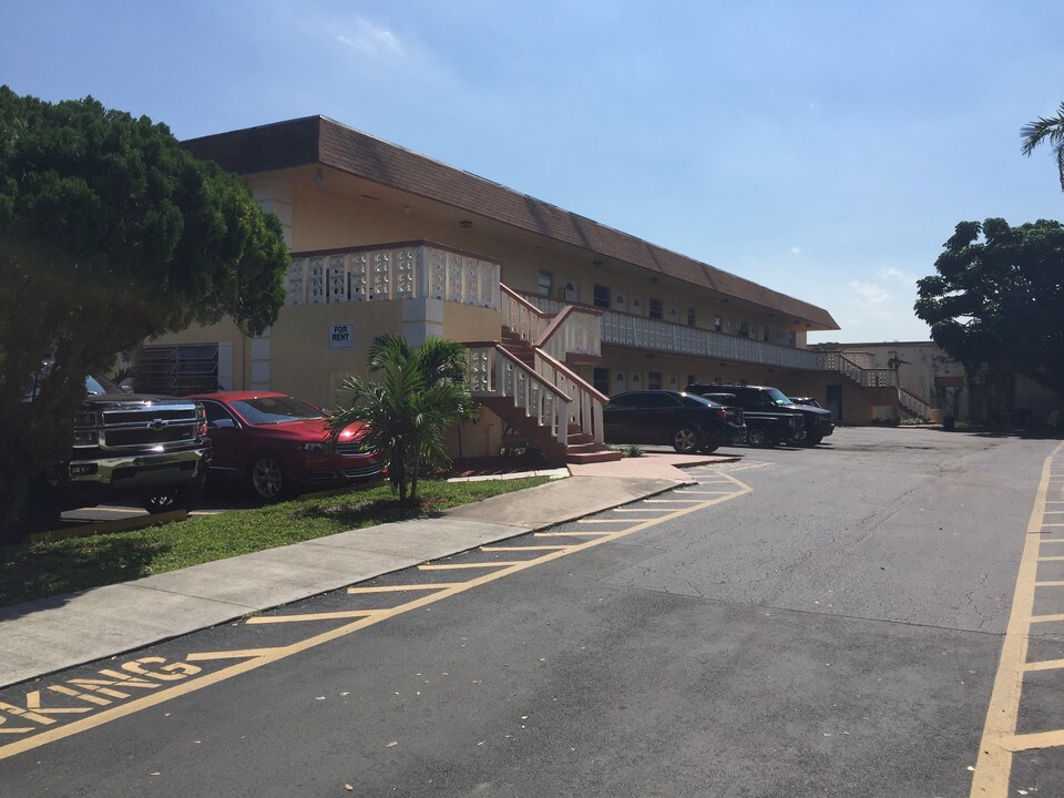 Palm Tree Apartments in Hollywood, FL - Building Photo