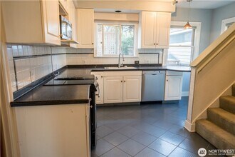 8251 17th Ave NE in Seattle, WA - Building Photo - Building Photo
