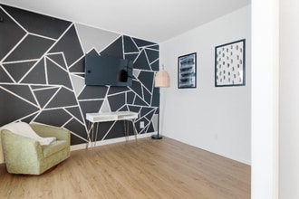 5791 Pinwheel Cir in East Syracuse, NY - Foto de edificio - Building Photo