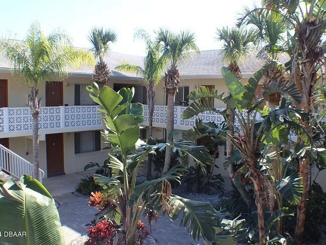 102 S Peninsula Dr in Daytona Beach, FL - Foto de edificio - Building Photo