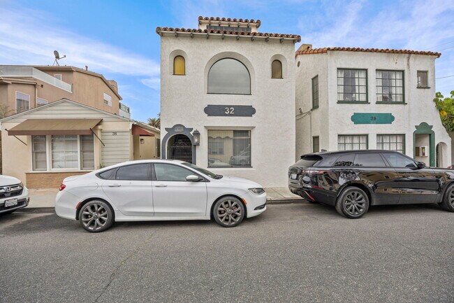 32 Argonne Ave in Long Beach, CA - Building Photo - Building Photo