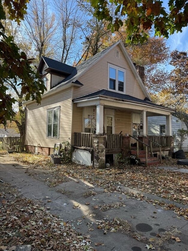 property at 989 W Packard St