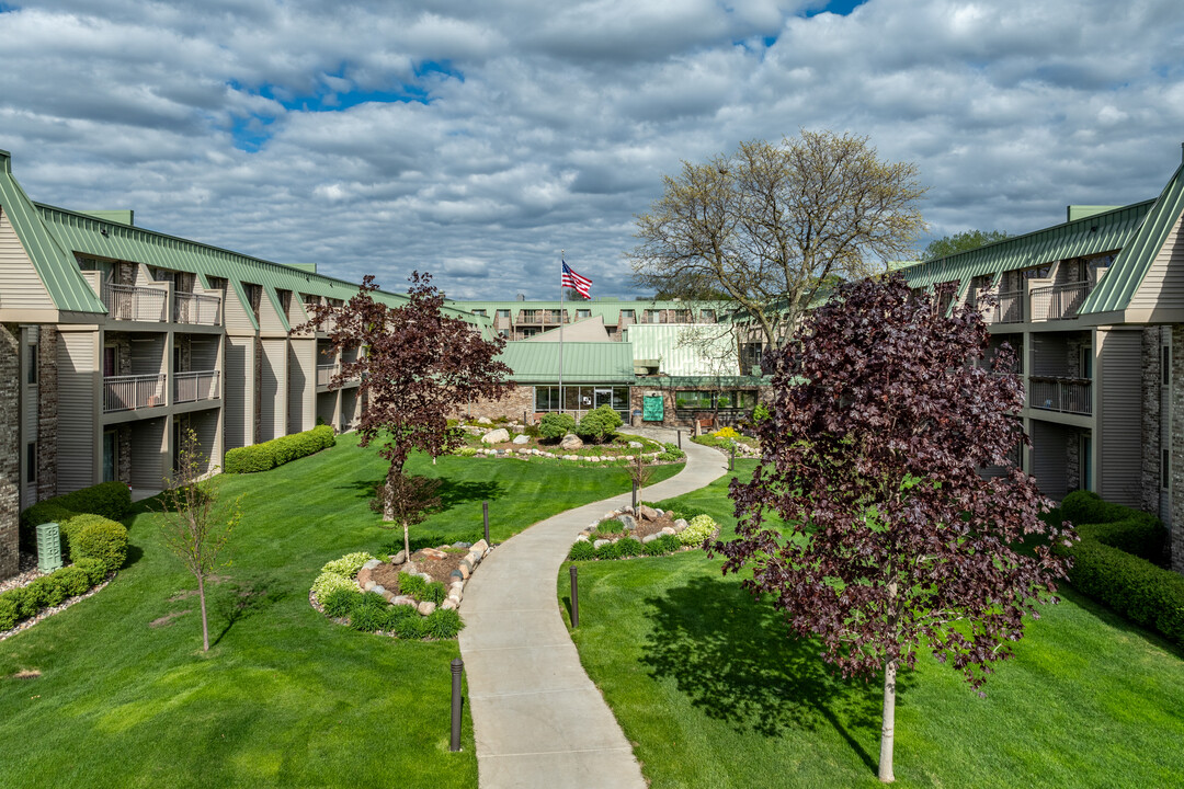 Larpenteur Estates in St. Paul, MN - Building Photo