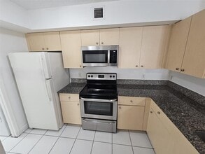 2451 Centergate Dr, Unit 204 in Miramar, FL - Building Photo - Building Photo