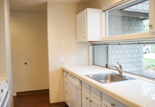 4605 Galewood St in Lake Oswego, OR - Building Photo - Building Photo