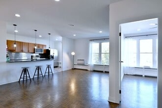 1301 W Touhy Ave, Unit 309 in Park Ridge, IL - Building Photo - Building Photo