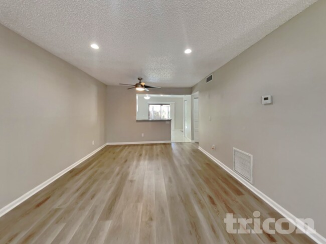 16128 Foxfire Dr in Tampa, FL - Building Photo - Building Photo