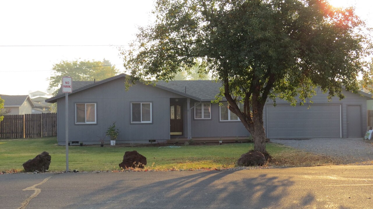 61570 SE Baptist Way in Bend, OR - Building Photo