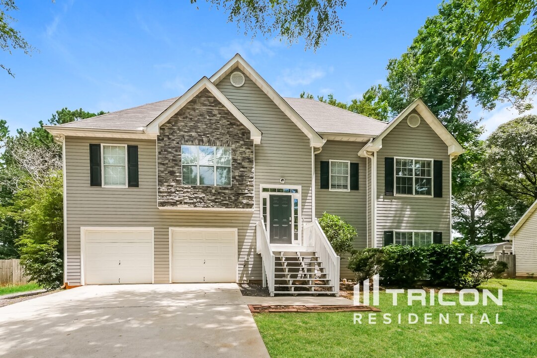 1422 Buckingham Dr in Hampton, GA - Building Photo