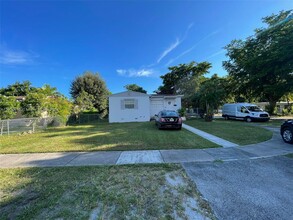 940 NW 134th St in North Miami, FL - Building Photo - Building Photo