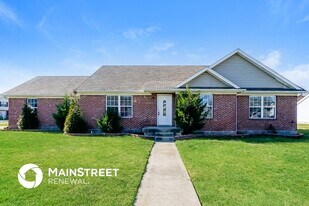 375 Clover Cove Dr in Shepherdsville, KY - Building Photo