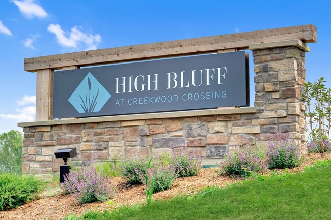 High Bluff at Creekwood Crossing in Menomonee Falls, WI - Foto de edificio - Building Photo