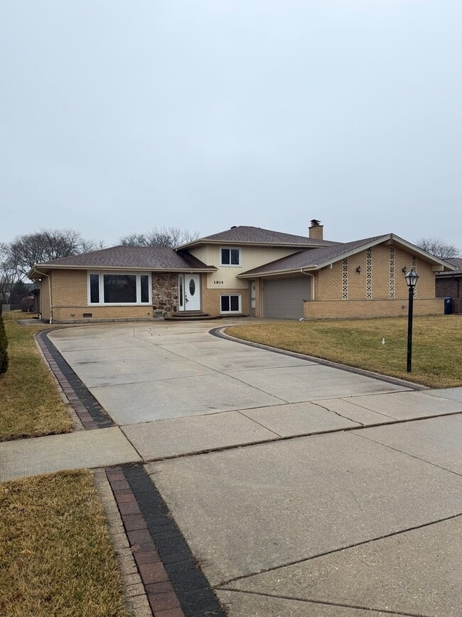 1814 Holly Ave in Darien, IL - Building Photo - Building Photo