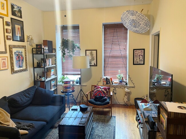 1627 N Winchester Ave, Unit 2F in Chicago, IL - Foto de edificio - Building Photo