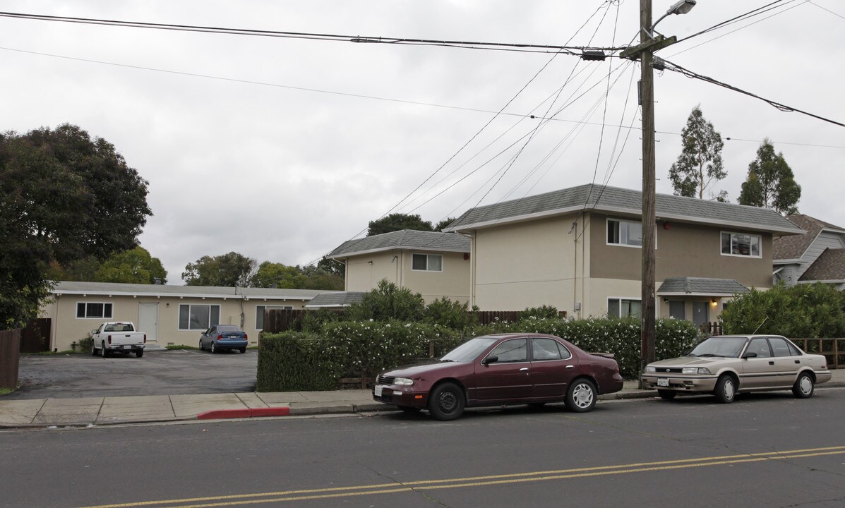 Garden Apartments in Petaluma, CA - Foto de edificio