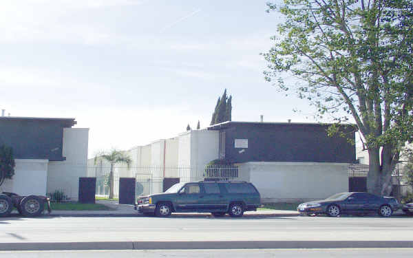 1651 E Imperial Hwy in Los Angeles, CA - Foto de edificio - Building Photo