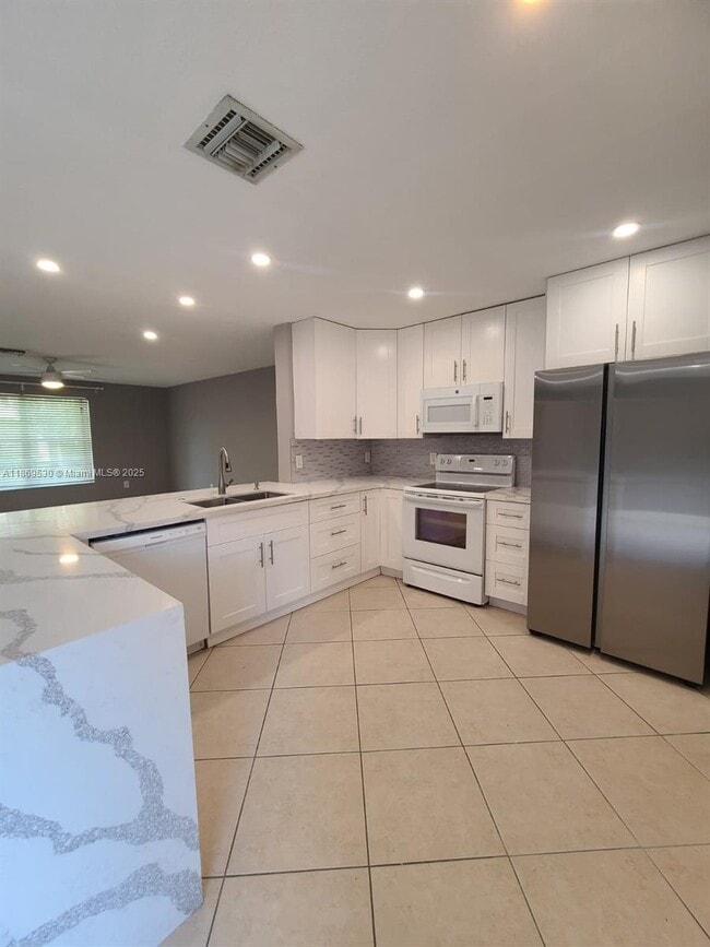 305 NW 109th Ave in Pembroke Pines, FL - Building Photo - Building Photo
