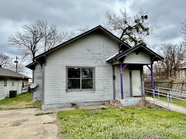 property at 716 E 9th St