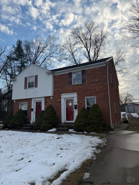 400 Parkview Dr in Plymouth, MI - Foto de edificio